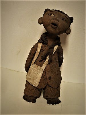 Niet of onleesbaar gesigneerd - Groot Chinees Henan Xinxiang aardewerk beeld "Meisje met tas" gesigneerd kopen? Bied vanaf 1!