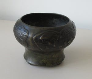 Niet of onleesbaar gesigneerd - Japanse 19e eeuwse Bronzen pot of kom op voeten- Meiji Periode kopen? Bied vanaf 10!