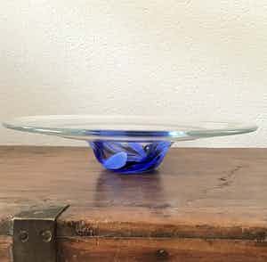 Niet of onleesbaar gesigneerd - Zware glazen schaal, blauwe kern verkocht voor € 1!