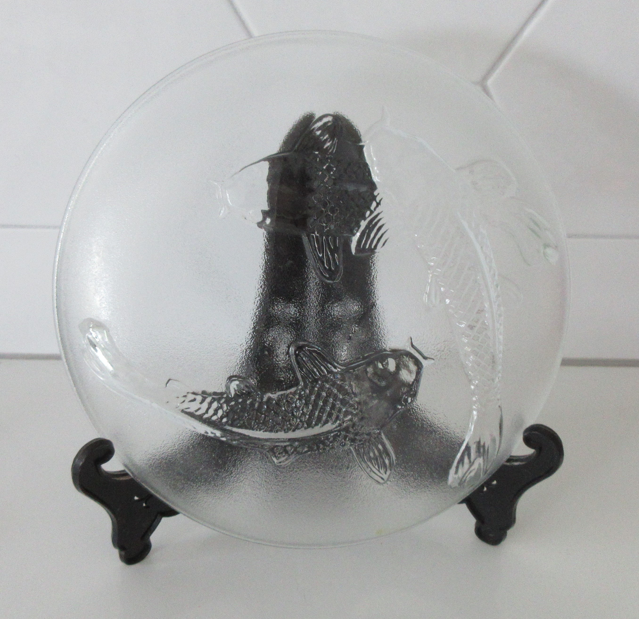 Niet of onleesbaar gesigneerd - Persglazen sierbord met drie zwemmende karpers kopen? Bied vanaf 1!