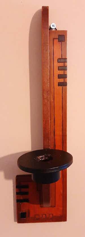 Niet of onleesbaar gesigneerd - Fraaie wandkandelaar verkocht voor € 10!