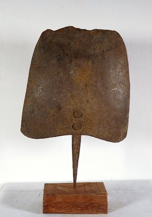 Mambila - IJzeren voorwerp op voet, gebruikt als huwelijksvaluta kopen? Bied vanaf 1!