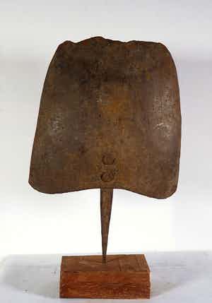 Mambila - IJzeren voorwerp op voet, gebruikt als huwelijksvaluta verkocht voor € 1!