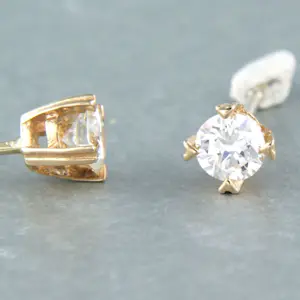 18k rosé gouden solitair oorknoppen met briljant geslepen diamant tot. 0.24ct kopen? Bied vanaf 280!