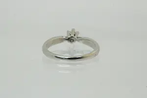 34- Moderne en stijlvolle solitair in 14 karaat witgoud met 0.25ct briljant H/VS kopen? Bied vanaf 220!