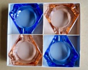 Niet of onleesbaar gesigneerd - Set decoratieve gekleurd glazen Asbakjes - 60-er jaren kopen? Bied vanaf 1!