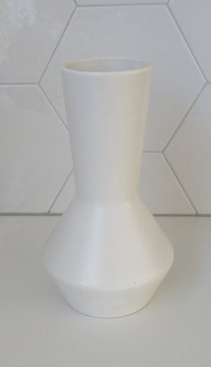 Plateelbakkerij Zuid-Holland - Gestileerde mat witte platelen vaas kopen? Bied vanaf 25!