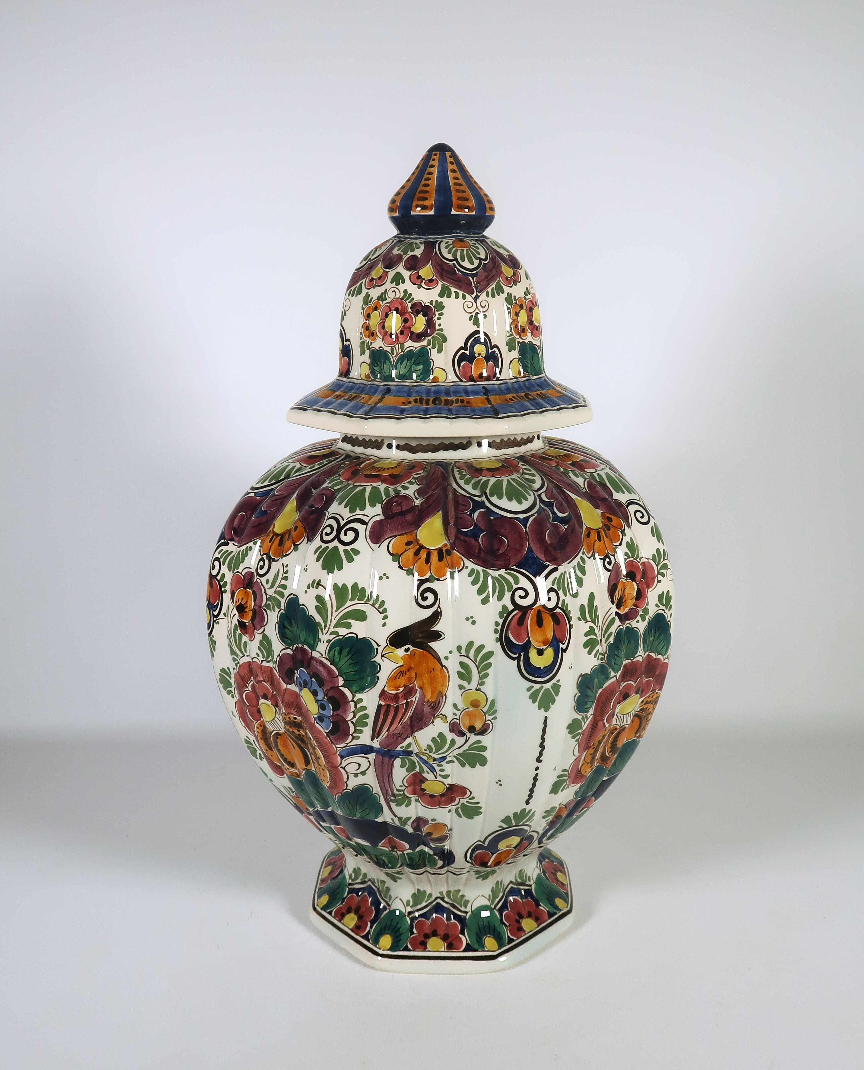 Keramiekfabriek Velsen - Aardewerk, Polychrome dekselvaas verkocht voor € 35!