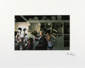 Paul Huf - Foto, Hoedenzaak - Ingelijst kopen? Bied vanaf 1!