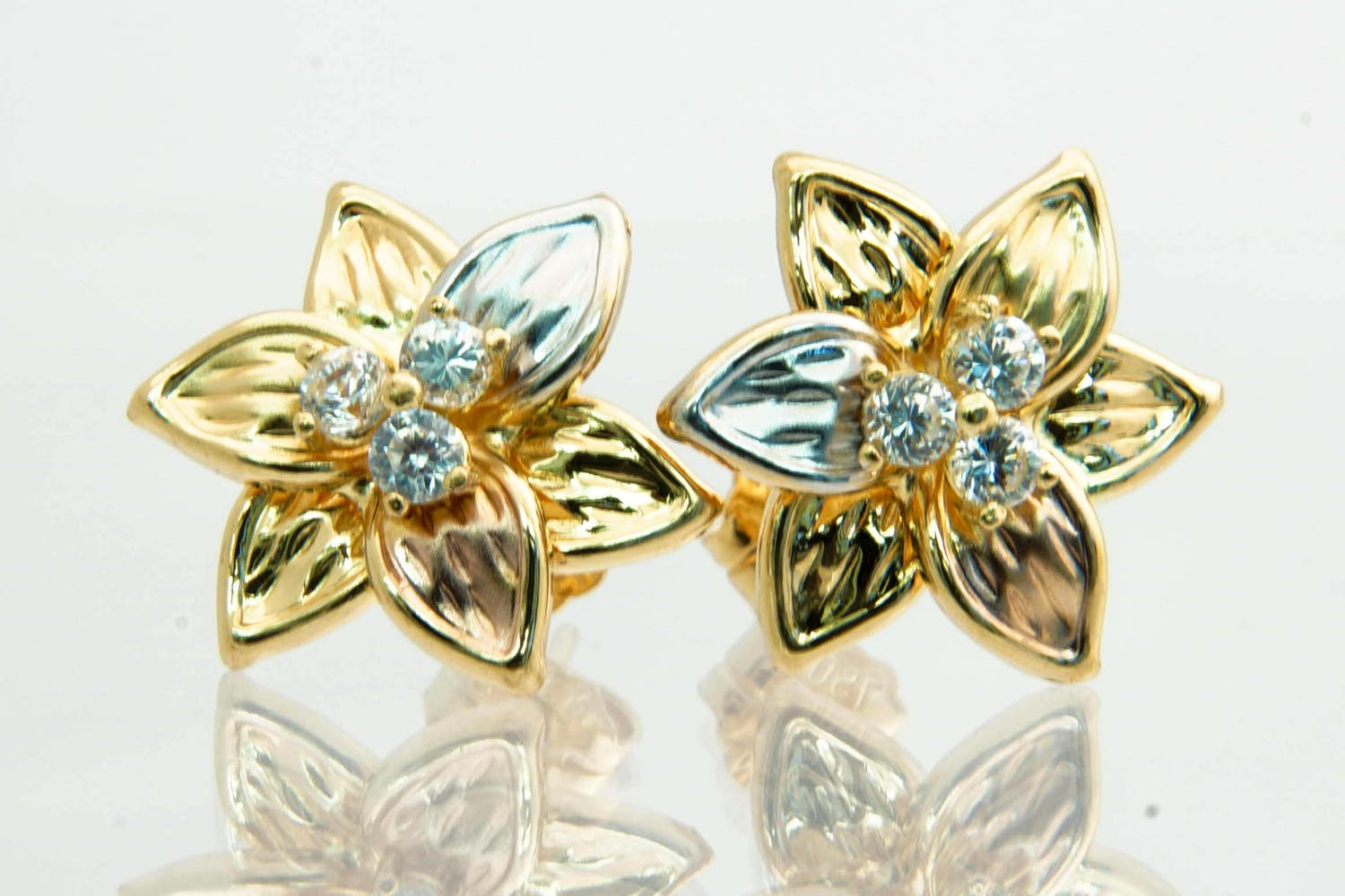 100 - Een paar mooi gedetailleerde 18Kt tricolor gouden oorstekers - bloemmotief kopen? Bied vanaf 240!