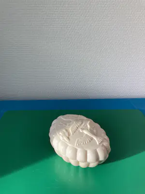 Curt Schlevogt - Art deco zeepdoos uit geperst glas/persglas/melkglas kopen? Bied vanaf 1!