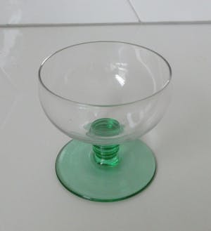 Niet of onleesbaar gesigneerd - Vier Belgische art deco glaasjes met Anna groene stok en voet kopen? Bied vanaf 10!