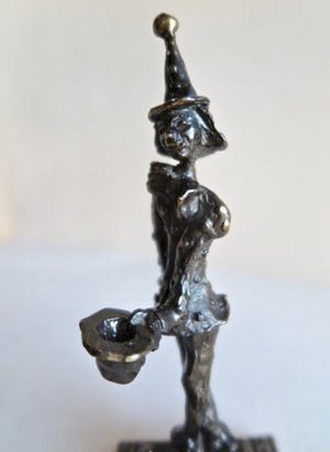 Corry Ammerlaan - Clown houdt hoed op -Beeld op mooi geprofileerd bronzen basement -deels verguld kopen? Bied vanaf 1!