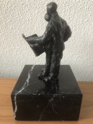 Brons (Onbekend) - Prachtig beeldje van 2 mensen die de krant lezen op marmeren sokkel. kopen? Bied vanaf 35!