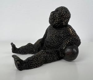 Carolein Smit - Sculptuur | 'Zittend jongetje met bal' | 2006 kopen? Bied vanaf 300!