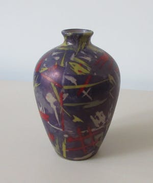 Niet of onleesbaar gesigneerd - Keramisch vaasje met abstract decor kopen? Bied vanaf 1!