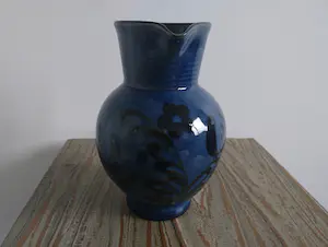 Niet of onleesbaar gesigneerd - Geglazuurde blauwe schenkkan met vogeldecoratie kopen? Bied vanaf 1!