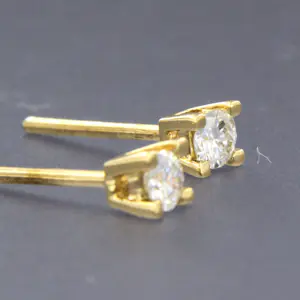 18k geel gouden solitair oorknoppen met briljant geslepen diamant tot. 0.18ct kopen? Bied vanaf 240!