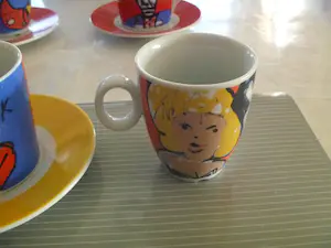 Herman Brood - 3 grote mokken , 2 koffie-kopjes en 4 schoteltje in heel goede staat kopen? Bied vanaf 50!