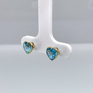 18kt gouden handgemaakte oorstekers met topaas. 1,56gr kopen? Bied vanaf 95!