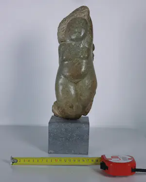 Monica van Dael - Sculptuur van natuursteen, Vrouwentorso kopen? Bied vanaf 400!