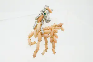 97 - Chique 18 karaat geel gouden Veulen broche met angel skin koraal en diamant kopen? Bied vanaf 3500!