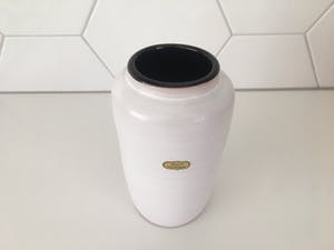 Niet of onleesbaar gesigneerd - Twee witte aardewerk vaasjes Delfos Zoeterwoude kopen? Bied vanaf 1!