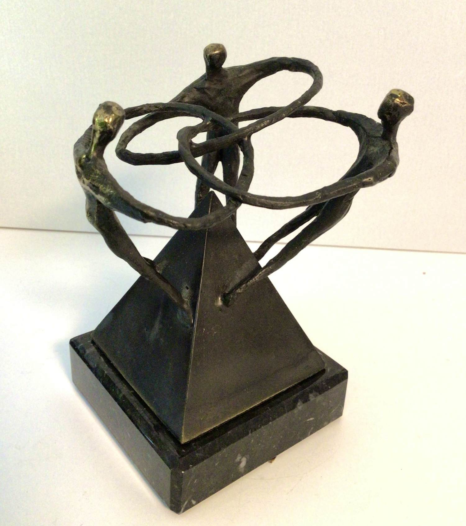 Corry Ammerlaan - Sculptuur “ Verbondenheid “ zeldzaam kopen? Bied vanaf 1!