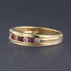 18K Goud - geelgouden ring bezet met diamant en robijn - ringmaat 16.5 (52) kopen? Bied vanaf 280!