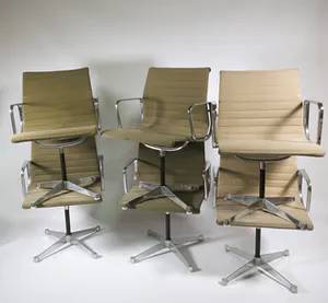 Ray en Charles Eames - Set van zes EA 108 stoelen kopen? Bied vanaf 300!