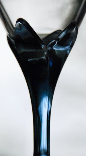 Niet of onleesbaar gesigneerd - 11 Zeldzame vintage saffierblauwe Franse tulp champagneglazen & wijnglazen kopen? Bied vanaf 1!