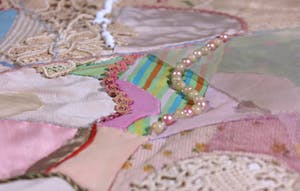 Niet of onleesbaar gesigneerd - Gestikte textiel, Wandkleed Plattelandsvrouwen (met ophangsysteem) kopen? Bied vanaf 1!