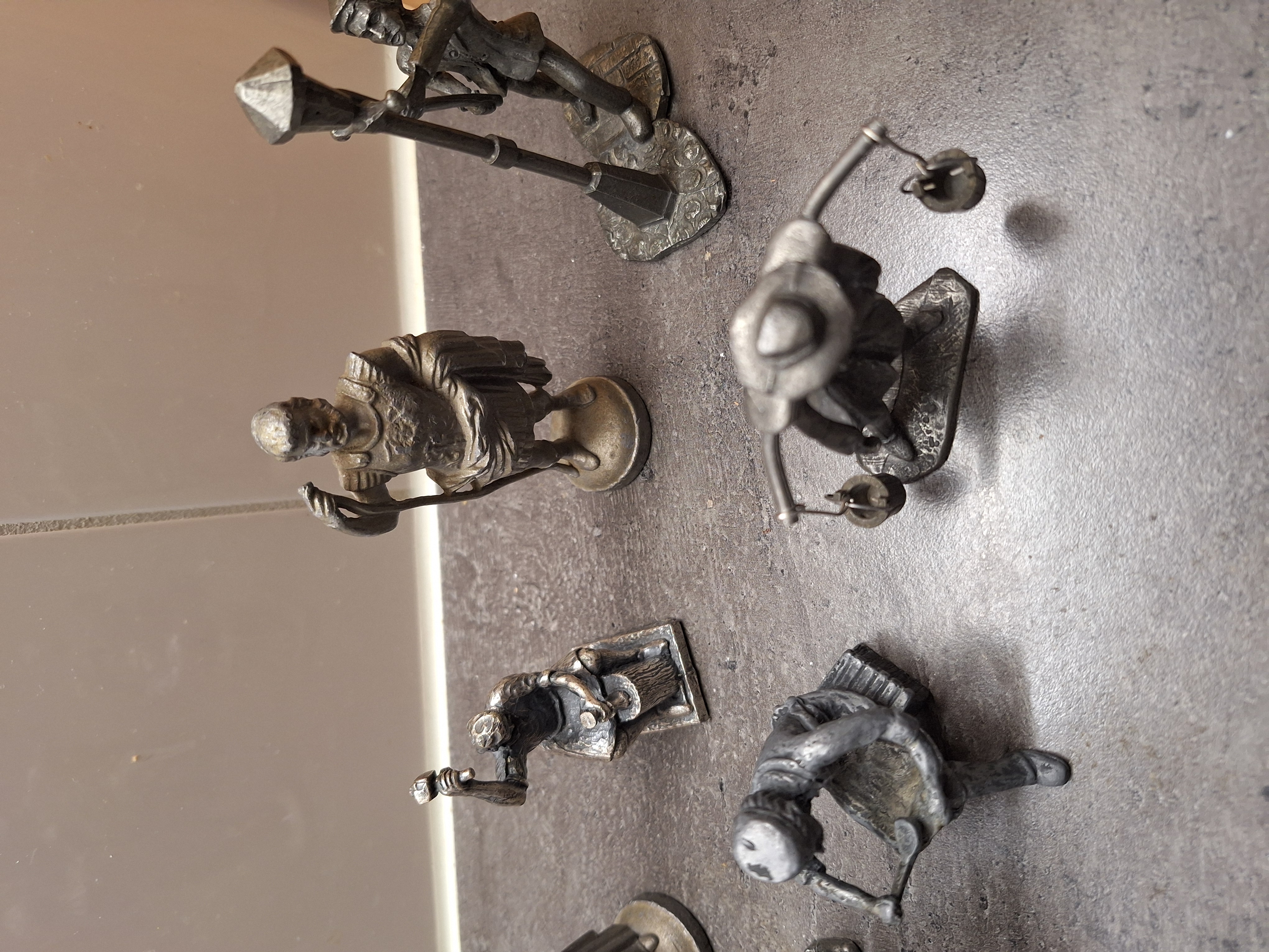 Buy Daalderop - Ambachten tinnen figuren? Bid from 30!