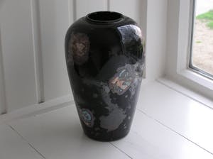 Niet of onleesbaar gesigneerd - Kunstglazen vaas met zwarte en kristalline glazuur kopen? Bied vanaf 10!