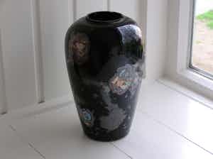 Niet of onleesbaar gesigneerd - Kunstglazen vaas met zwarte en kristalline glazuur verkocht voor € 10!