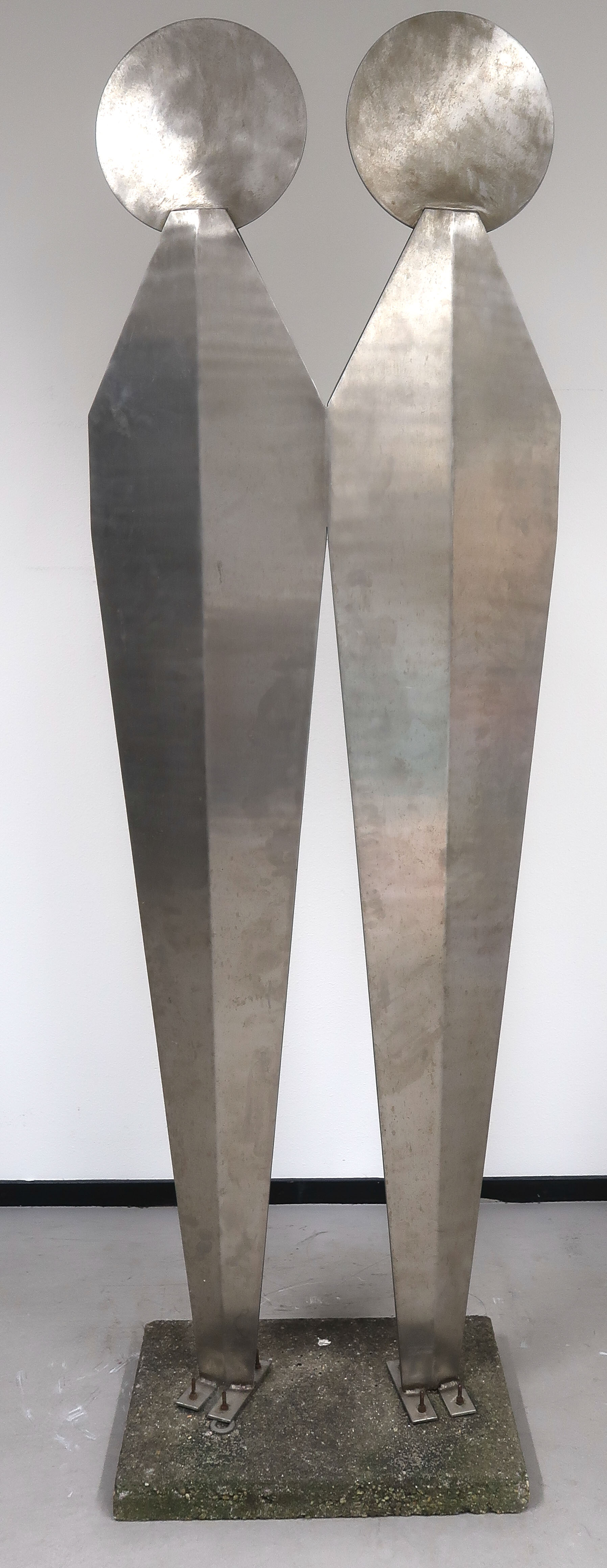 Niet of onleesbaar gesigneerd - Aluminium paar op voet van cement (Zeer groot en zwaar) verkocht voor € 1!