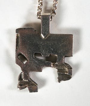 Ton van den Hout - Lot zilver (925) - Twee colliers met hangers en een lepel kopen? Bied vanaf 100!