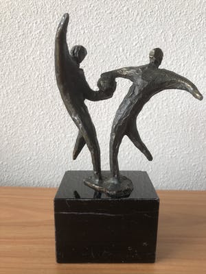 Brons (Onbekend) - Beeldje van 2 personen die vechten om de bal. kopen? Bied vanaf 20!