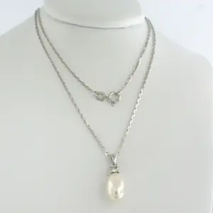 14k gouden collier met hanger met parel en diamant 0.10 ct kopen? Bied vanaf 280!