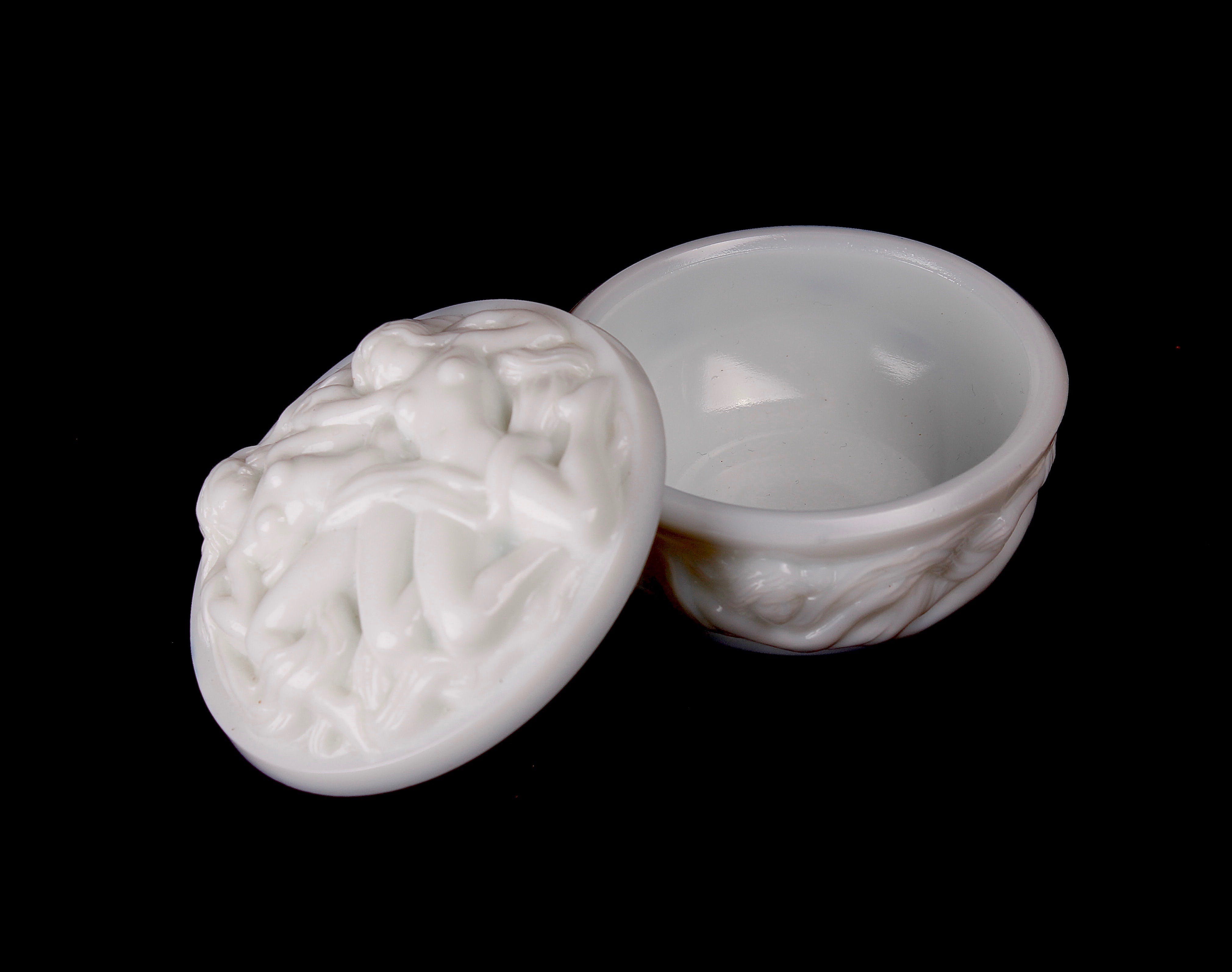 Curt Schlevogt - Art deco 'Ingrid' dekseldoosje met een reliëf decor van Vrouwelijk naakt | kopen? Bied vanaf 19!