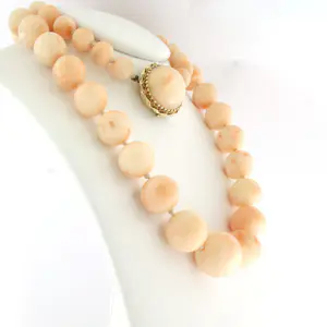 Gele slot met koraal aan een koralen kralen ketting - 55 cm kopen? Bied vanaf 650!