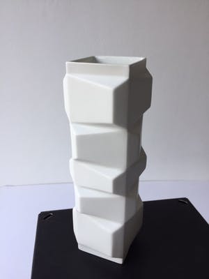 Hutschenreuther - Zeldzame Reliëfvaas (h 27,5 cm) uit de serie Archais ontwerp Heinrich Fuchs kopen? Bied vanaf 135!