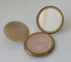 Niet of onleesbaar gesigneerd - Art deco gedecoreerde messing poederdoos van Stratton Engeland kopen? Bied vanaf 10!