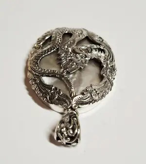 Nieuwe zeldzame zilveren hanger met parelmoer, met een zilveren Chinese draak kopen? Bied vanaf 75!