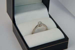 2506- witgouden & diamanten dames ring- 18krt -  0.15ct / E-F VS Bolsjewiek kopen? Bied vanaf 130!