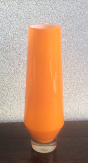 Niet of onleesbaar gesigneerd - HOGE ORANJE GLAZEN DESIGN VAAS kopen? Bied vanaf 1!