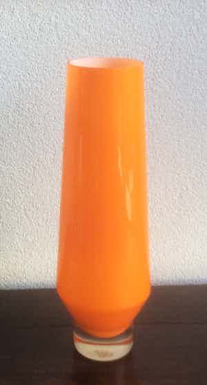 Niet of onleesbaar gesigneerd - HOGE ORANJE GLAZEN DESIGN VAAS verkocht voor € 1!
