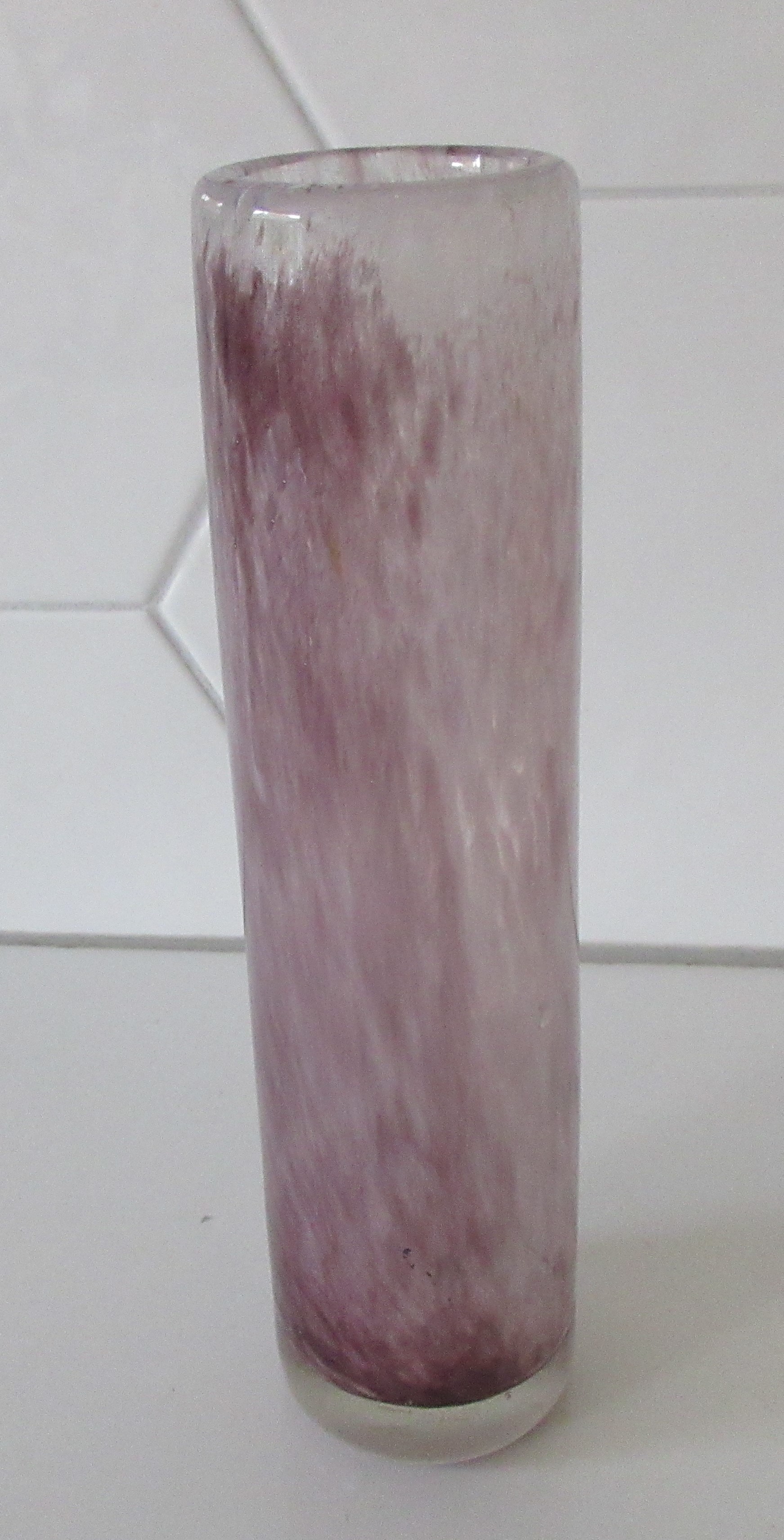 Niet of onleesbaar gesigneerd - Hand geblazen dik glazen Lila gewolkt cilinder vaasje kopen? Bied vanaf 1!