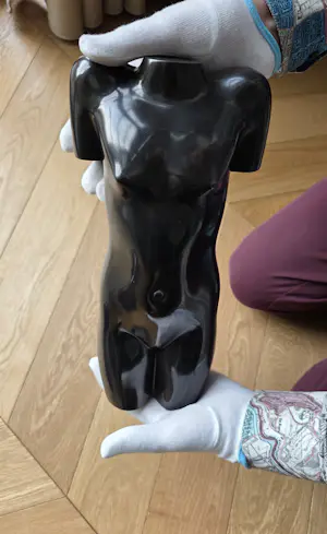 Eja Siepman van den Berg - Torsje, 2021 - Brons - gesigneerd, genummerd en gedateerd -plus boek kopen? Bied vanaf 5200!