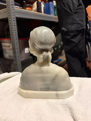 Gustave Van Vaerenbergh - Jonge dame met muts (marmer) - 1915 kopen? Bied vanaf 150!